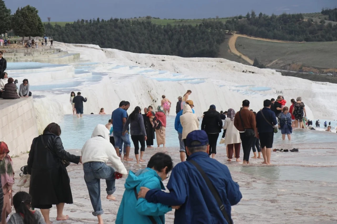 Denizli Pamukkale bayramda yerli turist akınına uğradı