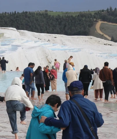 Denizli Pamukkale bayramda yerli turist akınına uğradı