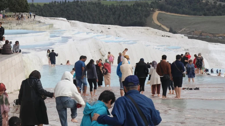 Denizli Pamukkale bayramda yerli turist akınına uğradı